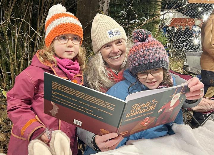 Barbara Huwiler mit zwei Enkelinnen und der «Tierliwienacht» am Birreter Weihnachtsmarkt. Foto: hhs