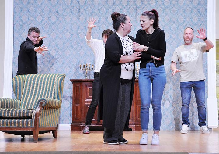 Die drei Geister Franky, Edeldame Anna und der Feldmarschall zeigen vollen «Körpereinsatz» beim Spuken. Wird es ihnen am Ende gelingen, die beiden Geisterjägerinnen in die Flucht zu schlagen? Fotos: ml