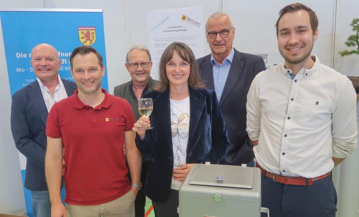 Mellingens frisch (wieder) gewählter Stadtrat mit dem Stadtschreiber gut gelaunt an der Gewerbeausstellung Mega. Die neue Amtsperiode 2026–2029 beginnt im Januar. Neu stösst Peter Suter, FDP (2. v. r.) zum Gremium. Foto: mbe