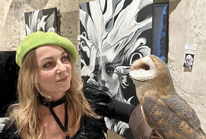 Künstlerin Peppa Strasser im stummen Dialog mit einer Schleiereule, die ebenfalls Vernissage-Gast war. Fotos: hhs