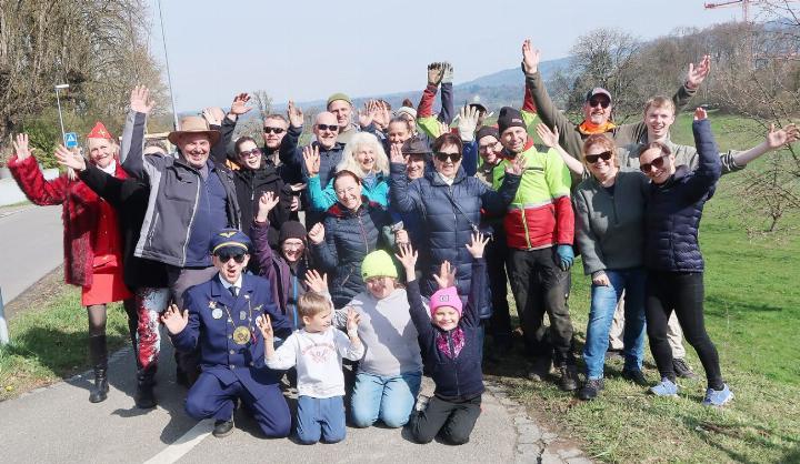 Sie nahmen den «Mitmachtag» wörtlich und pflanzten am Samstagmorgen bei schönem Wetter Sträucher, welche für Begrünung und Biodiversität in Niederwil sorgen. Der Gemeinderat beteiligte sich auch an der Aktion. Fotos: mbe