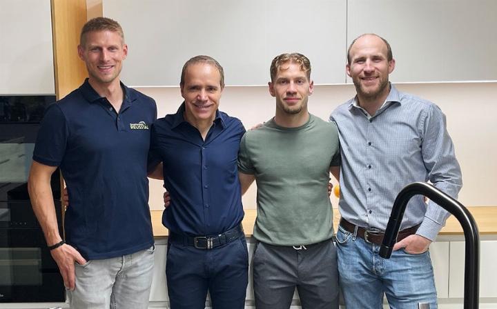 Gewerbevereins-Präsident Pascal Hufschmid mit Vater Rocco und Sohn Roy Cipriano und Vorstandsmitglied Martin Nietlispach (v. l.), der als ehemaliger Weltklasse-Judoka die zwei Kampfsportler für den Abend gewinnen konnte.
