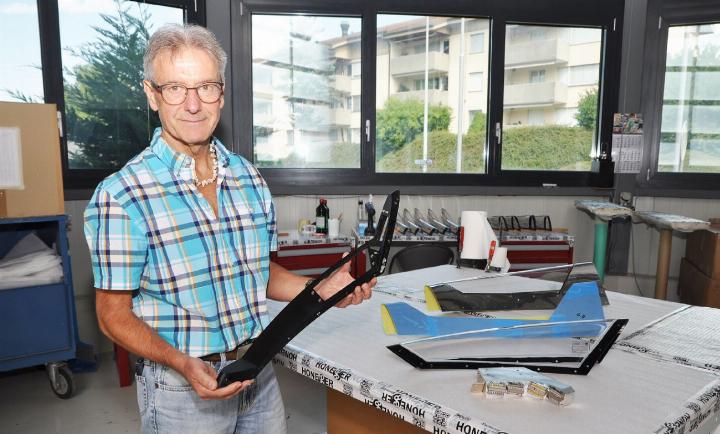 Rainer Honegger mit dem Kohlefaserbauteil, das in speziell entwickelten Formen für einen US-Flugzeugbauer produziert wird. Aufgrund seines Know-hows glaubt er nicht, dass er ausländische Konkurrenz fürchten muss. Foto: ml