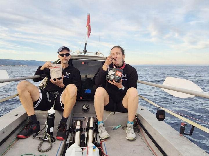 Pascal Bircher und Manuela Wettstein essen auf ihrem Boot, der «Heidi», eine Portion Trecking-Nahrung. Foto: zVg
