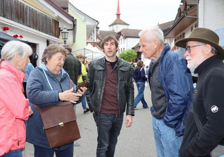 Beatrice Hitz, Madlen Zimmermann, Aaron Hitz, Urs Hitz und Viktor Zimmermann (v. l. n. r.) trafen sich am Markt. Die Trouvaillen wurden gezeigt.