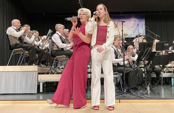 Als hätten sie immer schon zusammen auf der Bühne gestanden: Schlagerstar Monique Kistler (l.) sang während des Jahreskonzerts der Harmoniemusik auch mehrere Duette mit der 13-jährigen Simona Blunschi. Toll! Fotos: ml
