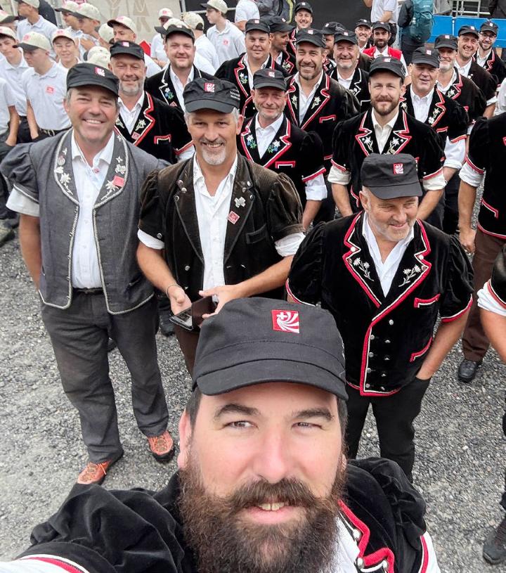 Roman Wyler (vorne) beim Einmarsch zum ESAF in Mollis. Foto: zVg