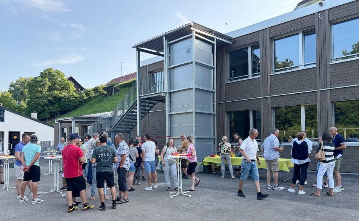 Vor der Gemeindeversammlung (siehe Hauptartikel auf dieser Seite) fand die Einweihungsfeier für das neue Modulbau-Schulhaus statt. Foto: zVg