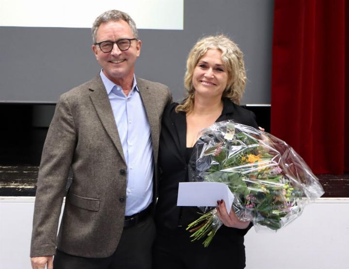 An der Winter-Gmeind verabschiedete Gemeindeammann Daniel Schüepp Gemeinderätin Seraina van Baar. Sie tritt Ende Jahr zurück und war für Freizeit, Sport, Kultur, Bildung sowie Land- und Forstwirtschaft zuständig. Foto: dg An der Winter-Gmeind verabschiedete Gemeindeammann Daniel Schüepp Gemeinderätin Seraina van Baar. Sie tritt Ende Jahr zurück und war für Freizeit, Sport, Kultur, Bildung sowie Land- und Forstwirtschaft zuständig. Foto: dg