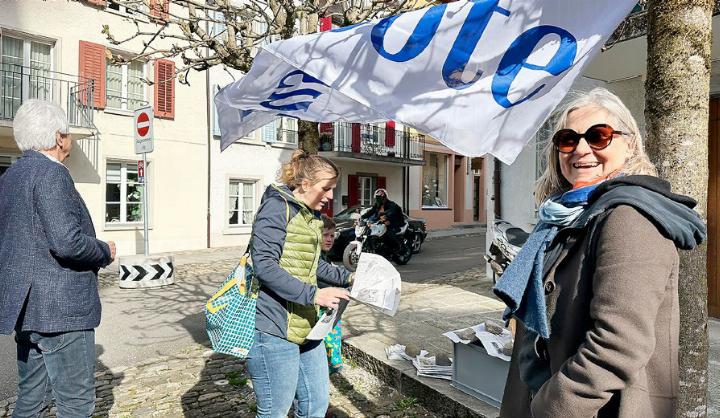 Enthüllung mit Redaktorin Heidi Hess (r.): Es gibt keine Schädel. Foto: dg
