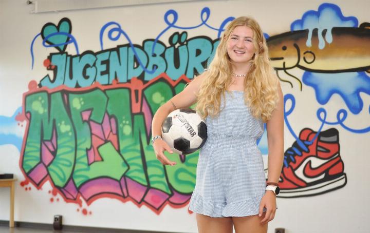 Nada Wyss ist privat ziemlich sportlich unterwegs – egal ob als Fussballspielerin beim FC Brugg, auf dem Mountainbike oder mit ihren beiden Hunden. Ausserdem backt sie gerne ihr eigenes Brot oder zuckerfreies Gebäck. Foto: ml