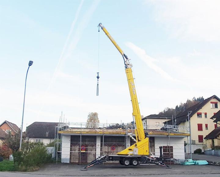 Vor einer Woche wurden die Arbeiten wegen eines unverhofften Marder schadens für einen Tag eingestellt. Inzwischen ist das Dach repariert. Foto: zVg