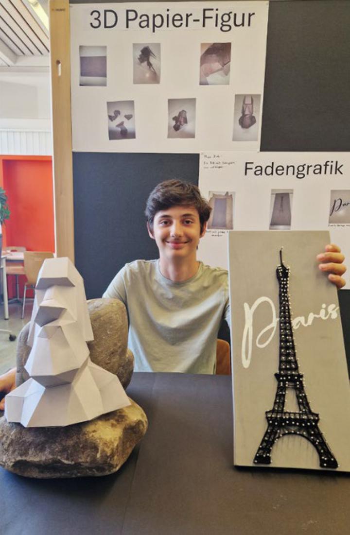 Leart mit der 3D-Papierfigur (l.) und seiner Fadengrafik des Eiffelturms.