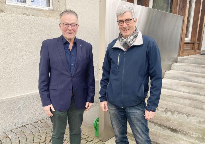 Adrian Schoch (l.) ist Ehrenpräsident der Musikgesellschaft Fislisbach und engagiert sich mit Hans Gerber (r.) im OK des Kantonalen Musikfestes Region Baden. Wir trafen sie zum Gespräch in der «Linde» in Fislisbach. Foto: mbe