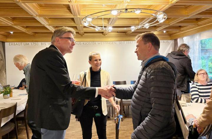 Der Aargauer Landammann und Regierungsrat Dieter Egli (l.) begrüsst einen Besucher anlässlich seiner Landammann-Stammtisch-Tour im Landgasthof «Linde». Im Hintergrund Frau Vizeammann Simone Bertschi. Fotos: isp