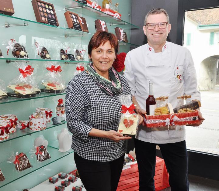 Manuela und Martin Meier von der Bäckerei Confiserie Meier in Mägenwil haben für den Valentinstag diverse handgemachte Confiserie-Artikel im Sortiment. Der Renner sind auch ihre frisch gebackenen Torten in Herzform. Fotos: ml