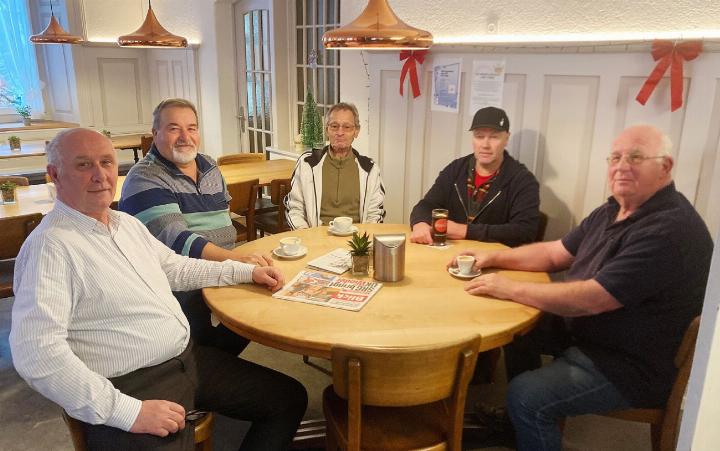 Der Wirt Sezivar Rahmani (l.) morgens mit einigen Stammgästen aus Stetten und Umgebung. Sie bedauern, dass er aufhört. Man habe gut gegessen in der «Krone» und der Service sei freundlich gewesen, sagen sie. Fotos: mbe