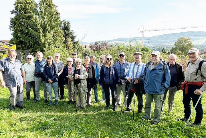 Die gut gelaunten Teilnehmenden im Wildobst-Arboretum in Dürrenäsch. Die Anlagen mit den Informationstafeln sind öffentlich zugänglich. Foto: zVg