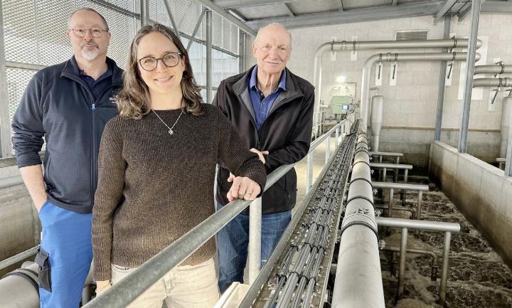 Oliver Vonesch, Aline Brander und Roger Aerne (v. l.) in der hochmodernen Membranfilteranlage. Fotos: hhs