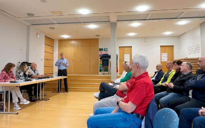 An der Infoveranstaltung erläuterte Gemeindeammann Peter Wiederkehr die Traktanden der Gemeindeversammlung. Fragen kamen von den Anwesenden zur Sanierung des alten Schulgebäudes und zur Photovoltaik-Anlage. Foto: dg
