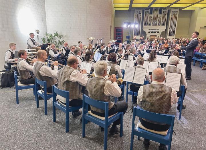 Die Harmonie Rohrdorf füllte die Kirche Gut Hirt mit Klängen und einer Musiksprache, die alle verstehen. Foto: hhs