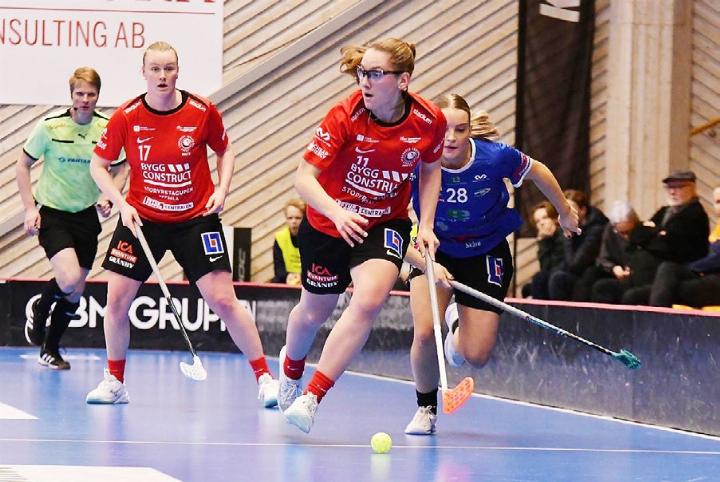 Ronja Niederberger (m., am Ball) hat als Stürmerin viel dazu beigetragen, dass es ihr Verein als Aufsteiger direkt in die Playoffs geschafft hat. Foto: zVg