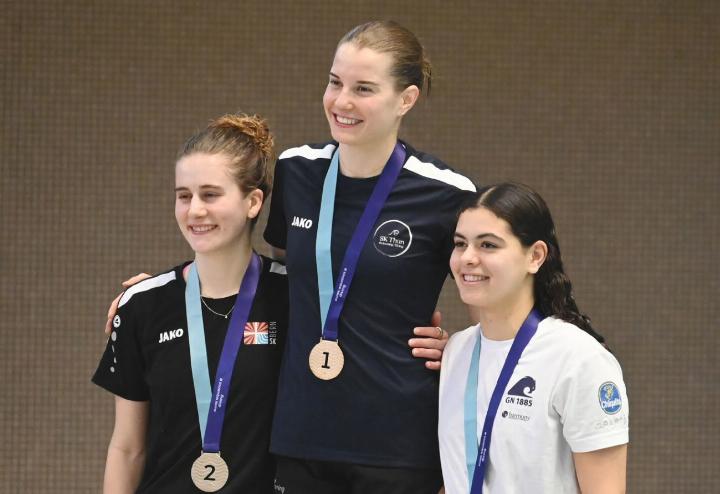Gold vom 3-Meter-Brett: Michelle Heimberg (Mitte) zwischen Laina Remund (links, Silber) und Lara El Batt (rechts, Bronze). Am Vortag hatte das 1-Meter-Podium identisch ausgesehen Fotos: sl
