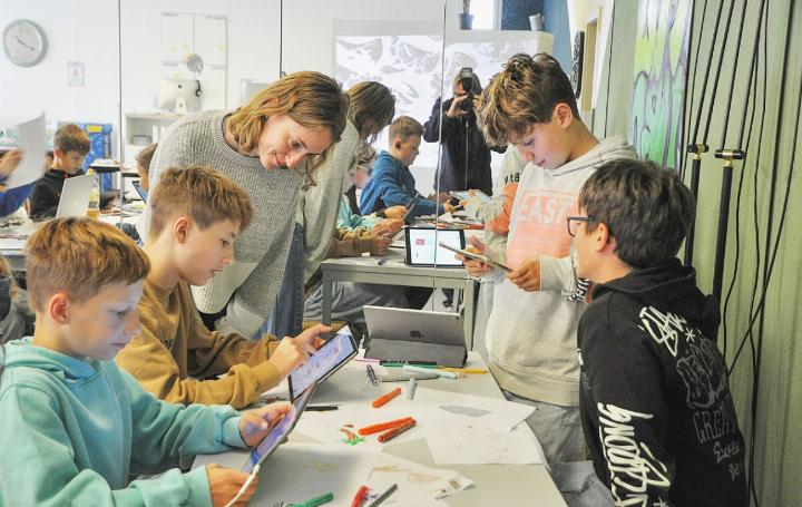 Zu den Aktivitäten der Mojuro zählte auch ein Game-Design-Workshop, bei dem Sarina Schreiner vom Verein Filmkids den Jugendlichen zeigte, wie man mit einfachen Mitteln ein eigenes Spiel erstellt. Fotos: Archiv/ml