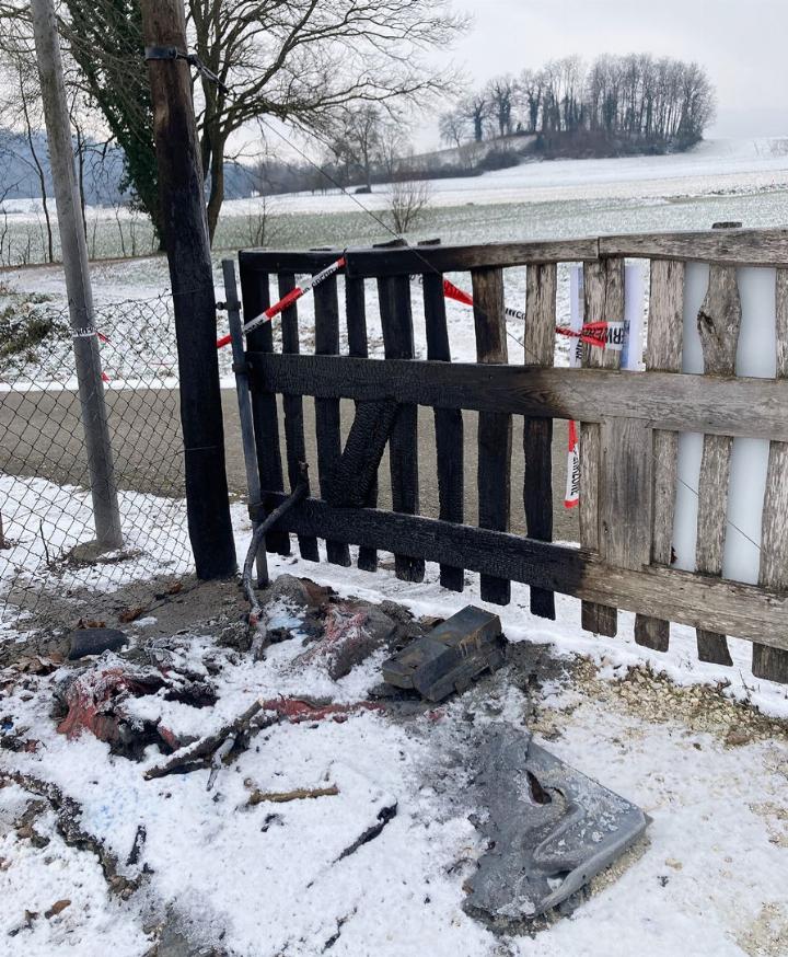 Das ist noch übrig vom abgebrannten Toi-Toi beim Eingang zum Spielplatz Wohlenschwil-Büblikon. Es wurde an Heiligabend abgefackelt. Foto: mbe