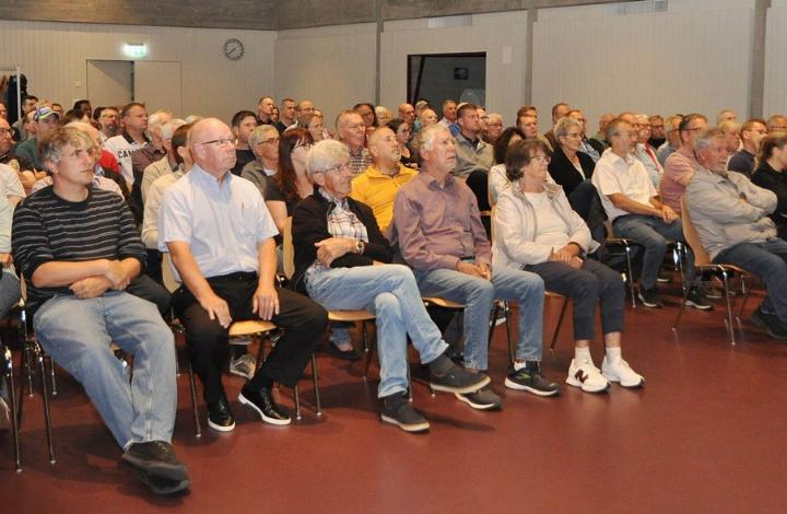 Grosses Interesse: Aufgrund der zahlreichen Zuhörerinnen und Zuhörer mussten sogar noch zusätzliche Stühle herangeschafft werden. Fotos: ml