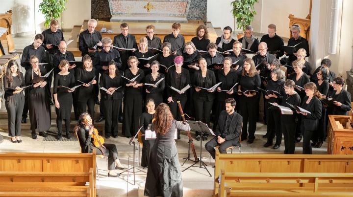 Der Kirchenchor, hier auf einem Foto mit dem Chor PhoniXang Zürich, wirkt an diesem Konzert mit. Foto: zVg