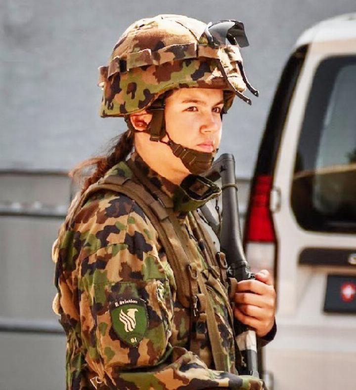 Vom Büro zum Wachdienst: Paris Abate wechselt von der Gemeinde Stetten zum Militär. Sie ist bei den Unterstützungstruppen im Einsatz. Fotos: zVg