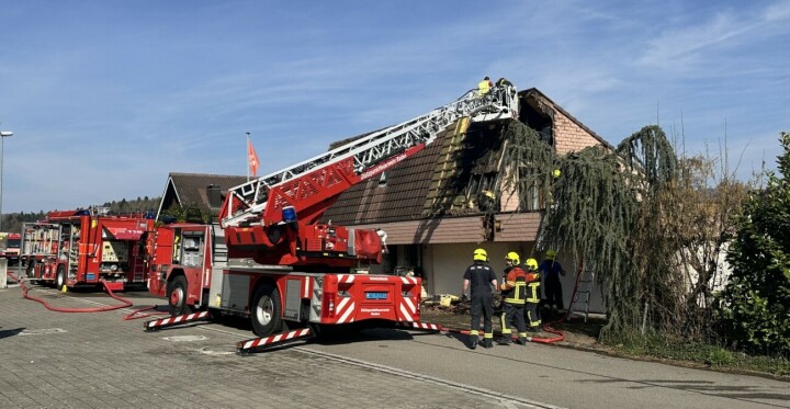 Das Hubrettungsfahrzeug der Stützpunktfeuerwehr Baden war im Einsatz. So konnte der Brand schnell von oben gelöscht werden. Foto: dg 