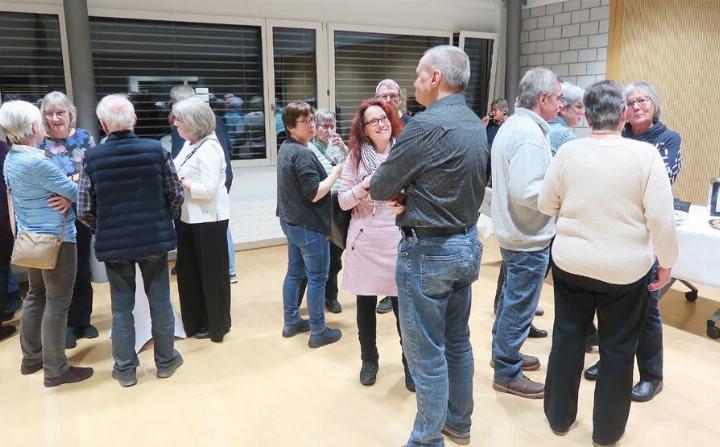Am Neujahrsapéro im Gemeindesaal stiess man aufs neue Jahr an. Foto: mbe
