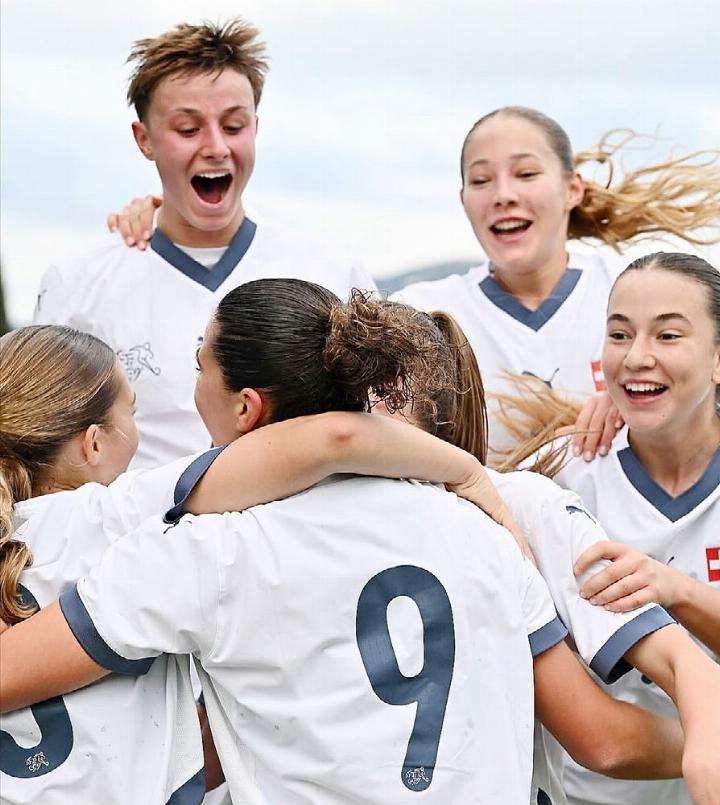 Andrea Jäggi (oben links) feiert mit ihren Teamkolleginnen. Foto: zVg