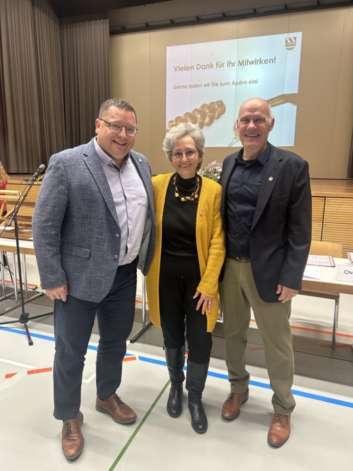 Daniel Pietsch (l.) scheidet nach acht Jahren aus dem Gemeinderat, Niederwils Frau Vizeammann Cornelia Stutz nach zwölf Jahren. Gemeindeammann Norbert Ender (r.) dankte den Kollegen für ihr grosses Engagement. Foto: hhs