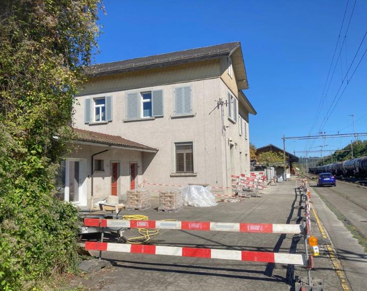 Das Gebäude des stillgelegten alten Bahnhofs ist vermietet. Foto: mbe