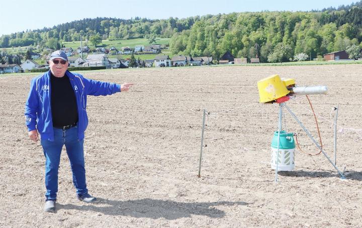 Anwohner Fritz Ammann steht auf dem frisch eingesäten Feld vor der Vogelschreckanlage. Das dumpfe Geknalle stört ihn nicht. Er hat Verständnis für die Landwirtsfamilie, welche die Anlage gegen den Vogelfrass aufstellte. Foto: dg