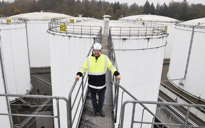 Redaktor Michael Lux durfte sich in der Tankanlage Mellingen umsehen. Und wagte sich dabei auch auf die 23 Meter hohen Tanks. Foto: ml