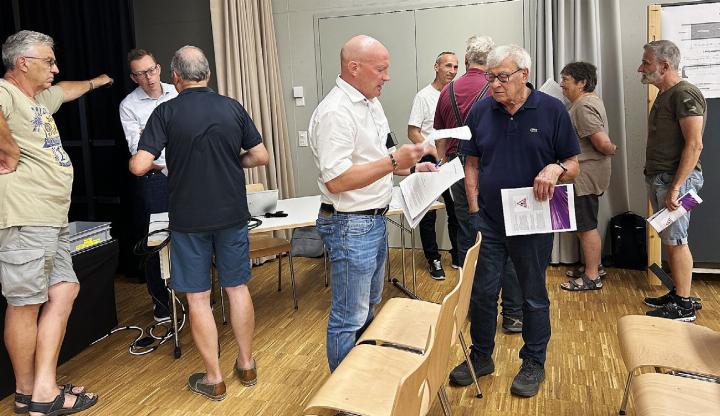 Nach der Veranstaltung wird das Gespräch gesucht, in der Mitte Stadtrat Martin Huber (weisses Hemd). Foto: hhs