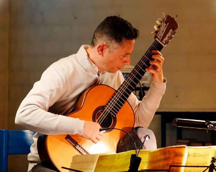 Pavlos Kannellakis zeigt viel Spielfreude an der Gitarre. Fotos: zVg