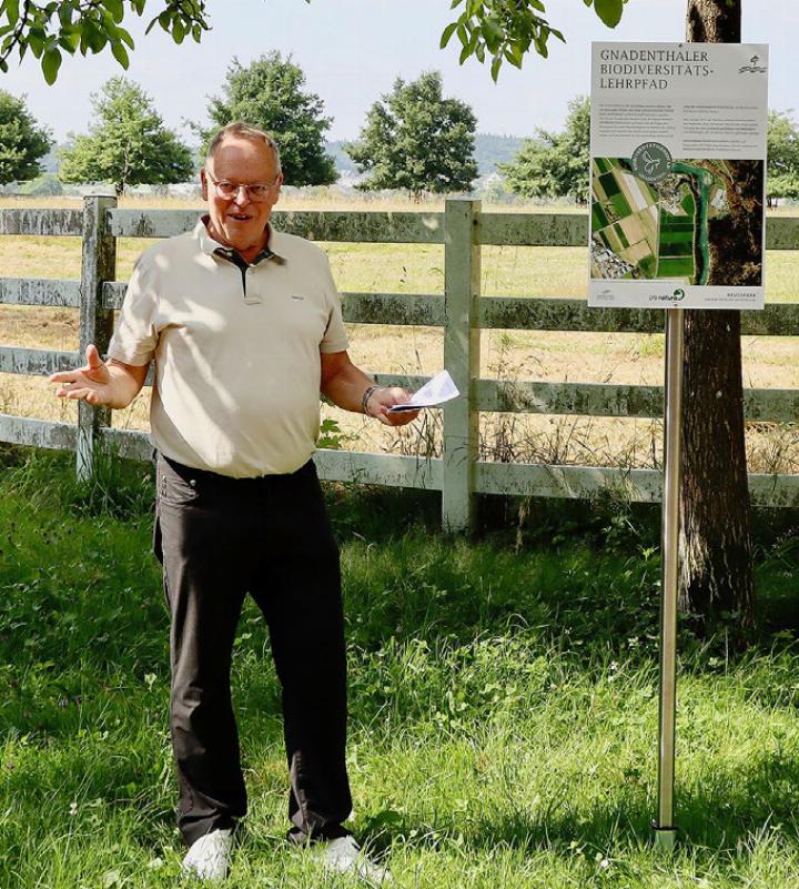 Der Präsident des Vereins Gnadenthal Kurt Notter führte aus, wieviel Biodiversität im Gnadenthal Platz hat. Fotos: dg