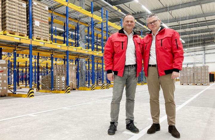Denner-CEO Torsten Friedrich (r.) liess es sich nicht nehmen, die Frische-Verteilzentrale mit Michael Tröster (Leiter Verteilzentrale, l.) zu eröffnen. Bis zum Auslieferungsstart soll das Lager zu 90 Prozent gefüllt sein. Foto: ml