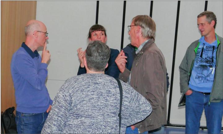 Der Künter Vizeammann Yves Moser (l.) diskutiert am Infoabend die Bau- und Nutzungsplanung mit Interessierten. Foto: Stefan Treier/bba