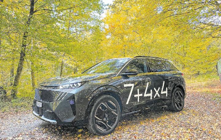 Der muskulöse Auftritt des neuen Peugeots e5008 verspricht nicht zu viel – und dank 4x4 ist man auch auf herbstlichen und winterlichen Untergründen immer bestens aufgestellt. Kleines Bild: ein Blick ins coole Cockpit.