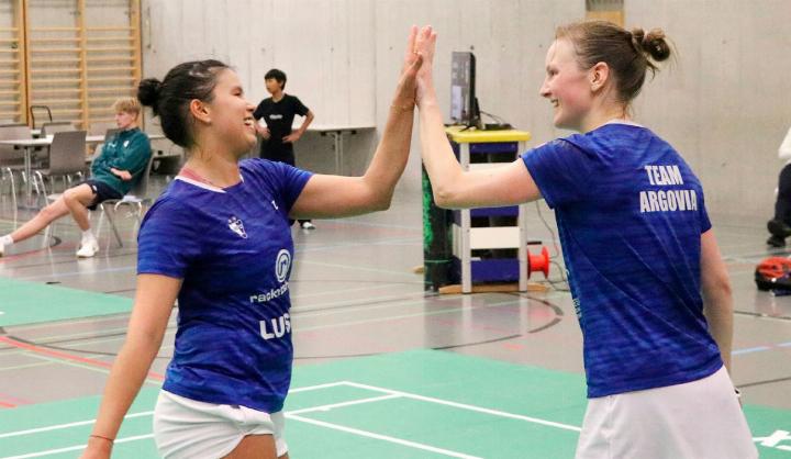 Jenjira Stadelmann (l.) und Ronja Stern gewinnen das Damen-Doppel gegen den BC Zürich. Foto: zVg