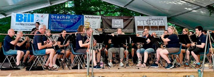 Die Harmoniemusik Rohrdorf am Waldfest in Utzendorf. Die Bernbieter hatten sie eingeladen. Foto: gb/zVg