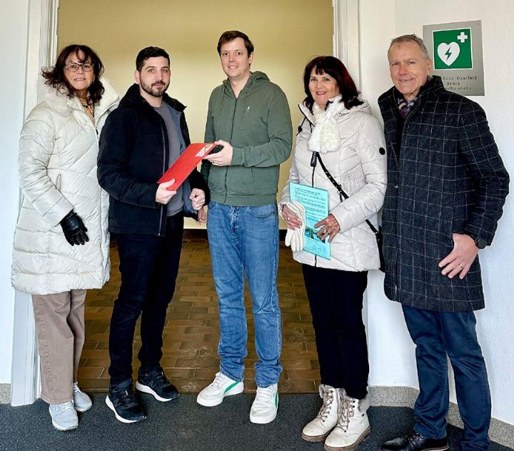 Initiant Luca Baldelli (2. v. l.) übergibt die Unterschriften an Gemeindeschreiber Matthias Däster (Mitte). Mit dabei einige Unterstützerinnen und Unterstützer: Vincenza Habersaat, Susanne Herzog und Konrad Herzog (v. l.). Foto: zVg