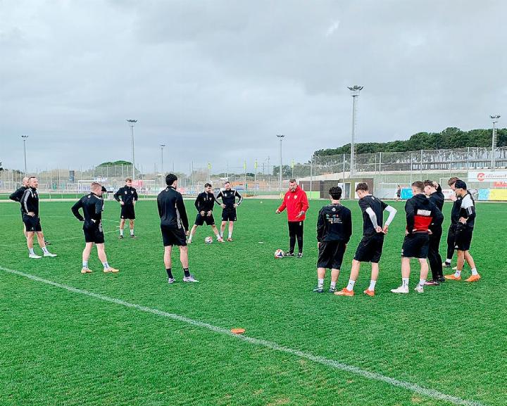 Training unter dem wolkenverhangenen Himmel von Cambrils. Foto: zVg