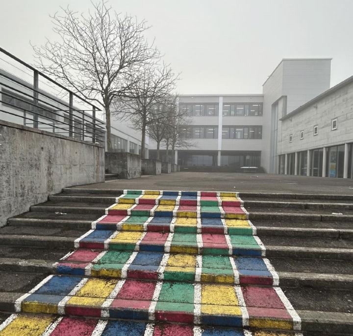 Der Exhibitionist trieb sein Unwesen in der Nähe der Schule Hinterbächli. Die Primarschule besuchen 252 Schülerinnen und Schüler. Foto: hhs